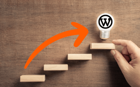 Escalier avec ampoule et logo WordPress en haut tenue par un main